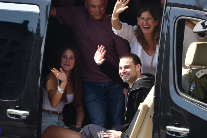 Il giovane Alon Ahel torna a suonare il pianoforte dopo il rapimento: un simbolo di speranza e resilienza