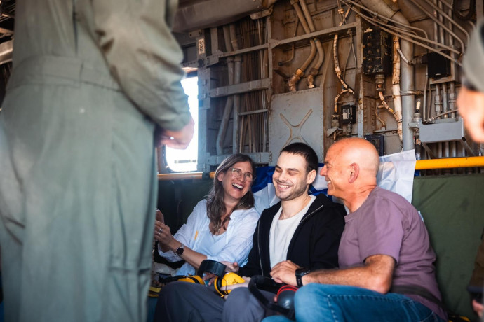 La commovente accoglienza dei cinque prigionieri liberati: centinaia di persone celebrano il loro ritorno a casa con emozione e speranza per il futuro