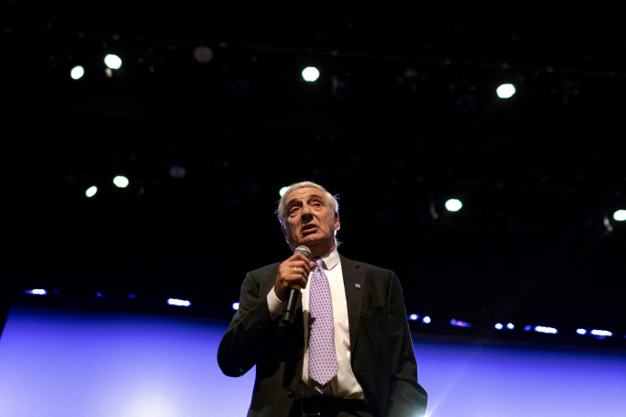 הזוכה הישראלי בפרס נובל בכלכלה מניף סדין אדום: "המספרים מטרידים"