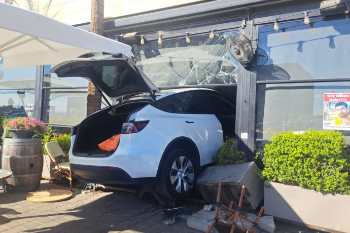 בוקר הפוך בכפר סבא: רכב נכנס בבית קפה - והוביל לטרגדיה