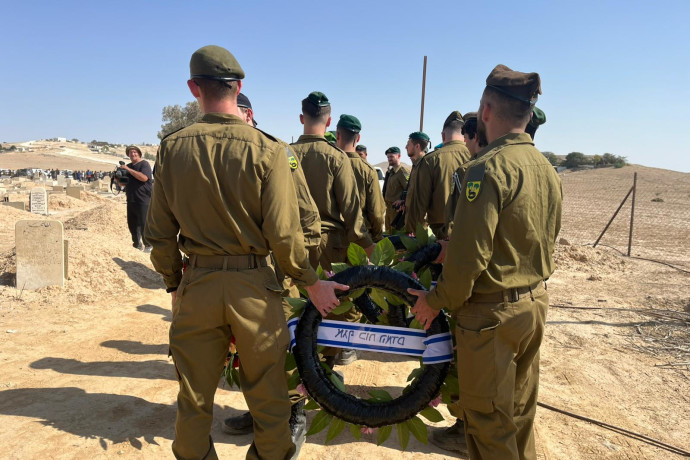 מאות בהלווייתו של מוחמד אל־אטרש, הגשש שנחטף וגופתו הוחזרה לישראל