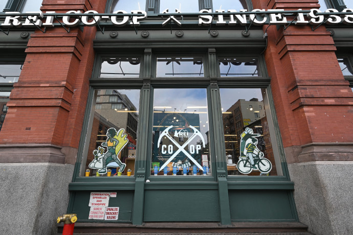 Chiusura della storica boutique REI a Soho: un colpo alla comunità newyorkese