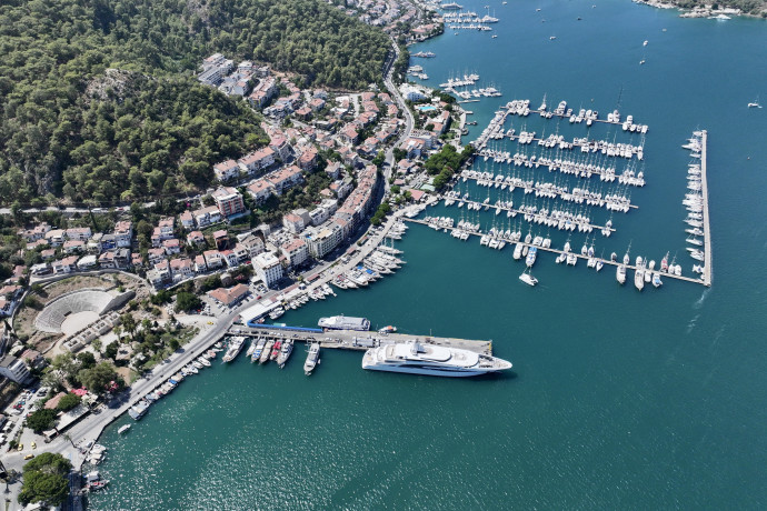 Le Isole Cayman al centro della scena economica globale: un piccolo paradiso fiscale che sostiene il mercato dei titoli di stato americani con quasi due trilioni di dollari