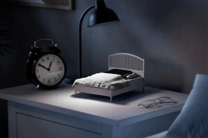 IKEA lancia letti miniaturizzati per telefoni cellulari: un'idea innovativa per ridurre l'uso notturno?