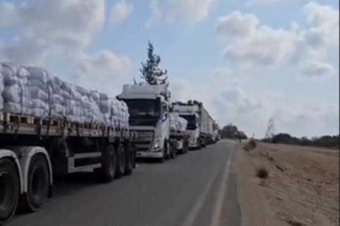 כבר למעלה משעתיים שמשאיות הסיוע לעזה חסומות בדרכן למעבר כיסופים