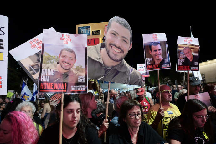 אימו של מתן אנגרסט בכיכר החטופים: "לחקור את אירועי ה-7 באוקטובר" | צפו