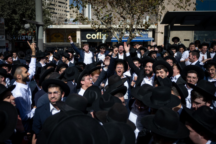 השדרן החרדי מתקומם: "הרמב"ם אף פעם לא היה בחיל החינוך, וגם לא בבקו"ם"