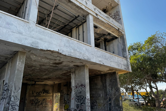 L'Albergo Abbandonato sulla Costa: la Storia dell'Hotel Smadar, un Mistero e un Problema per la Comunità di Ashkelon