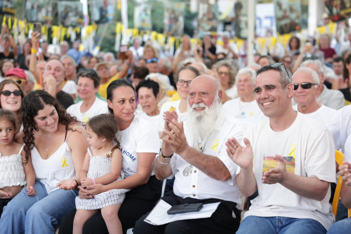 Sopravvissuto alla prigionia, Amiri Miran esprime gratitudine alla comunità di Piazza dei Rapiti