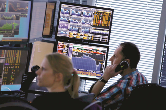 Gli investitori americani abbandonano tecnologia e finanze per azioni di energia, salute e consumo di base