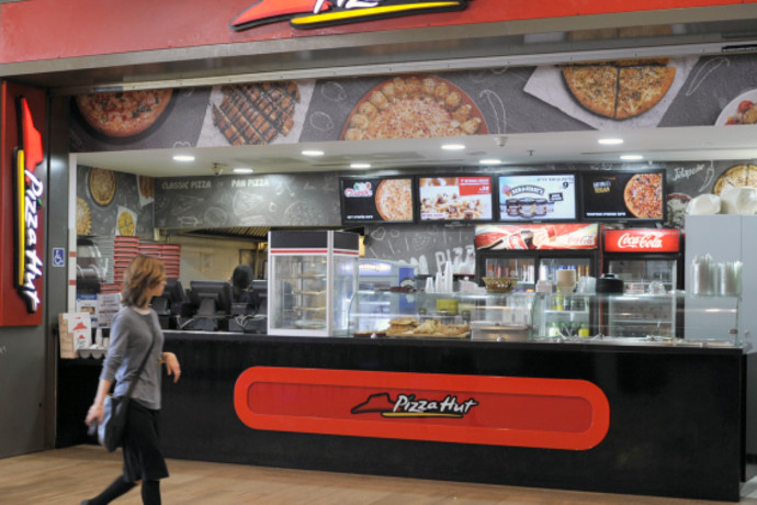 המשבר בפיצה האט התפוצץ: גל פיטורים אכזרי ו-68 סניפים נסגרו