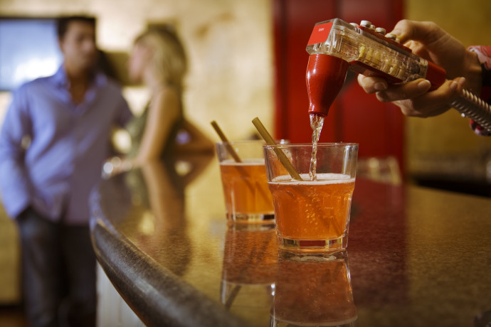 קבוצת ענק קונה רשת ברים פופולרית שקרסה עם חובות של 100 מיליון דולר