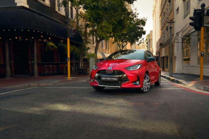 הדגם החדש של טויוטה יאריס ההיברידית עושה את זה קצת אחרת
