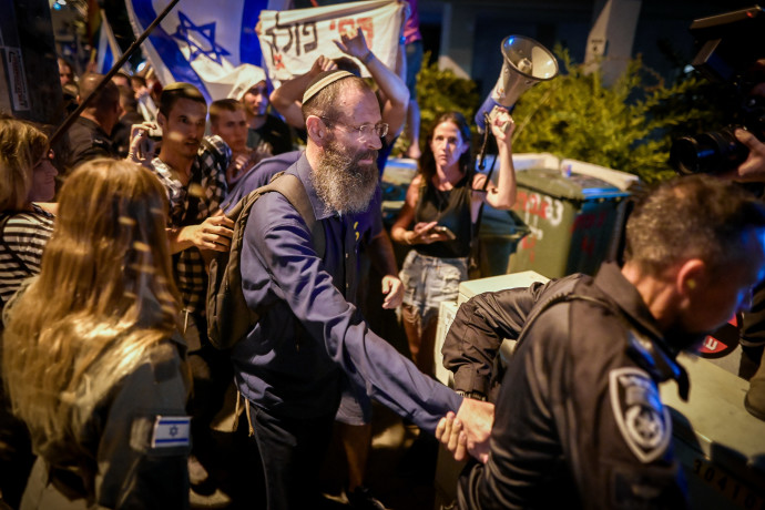 Proteste a Haifa contro la partecipazione del rabbino Yigal Levinstein a un evento per giovani a causa delle sue dichiarazioni anti-LGBTQ+