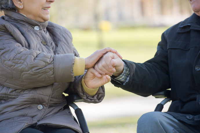 Nuove scoperte sulla felicità nella terza età: l'importanza di spazi pubblici e connessioni sociali per una vita piena e soddisfacente