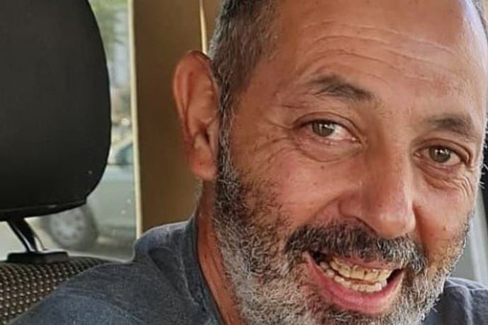 Centinaia di persone rendono omaggio a Eitan Levi, prigioniero di Hamas per due anni, nel suo ultimo viaggio