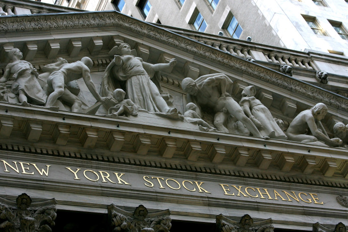 וול סטריט מהמרת נגד טראמפ: הקרנות שקונות את ההחזרים מהמכסים