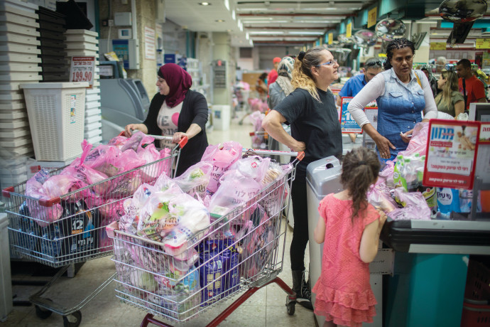 מתרגלים לשלם יותר: מנגנון השוק שמנצח אותנו בקופה נחשף