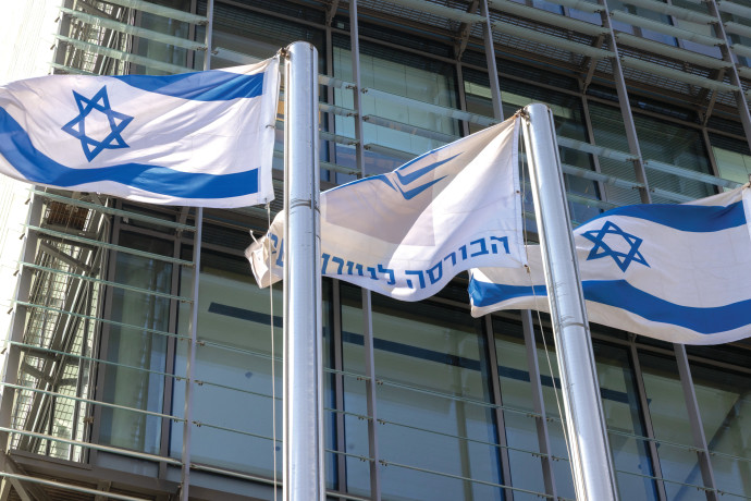 La borsa chiude in rialzo grazie all'intervento di Trump, ma l'incertezza sulla sicurezza pesa ancora sull'economia