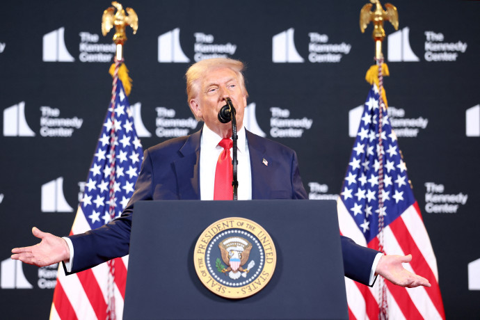 טראמפ דורש פיצויי עתק לכיסו הפרטי: 230 מיליון דולר על גב משלמי המסים