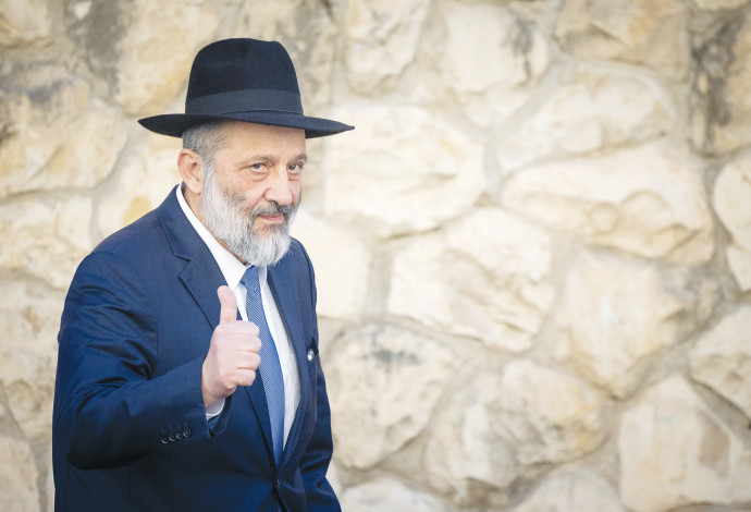אריה דרעי ליד ביתו בירושלים (צילום:  יונתן זינדל, פלאש 90)