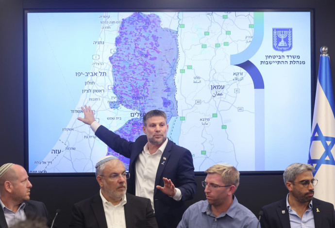 בצלאל סמוטריץ' במסיבת העיתונאים (צילום:  מרק ישראל סלם)