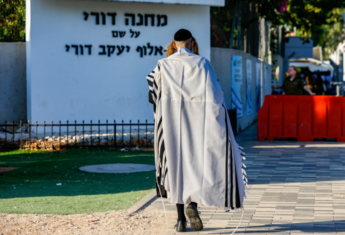 חרדי בדרכו ללשכת הגיוס תל השומר (צילום:  טל גל, פלאש 90)