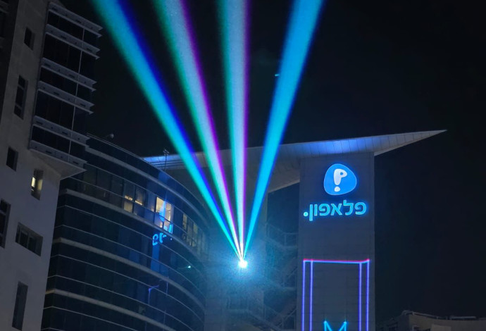 מיצג אור על בניין פלאפון בפתח תקווה (צילום:  יוני ספיר)