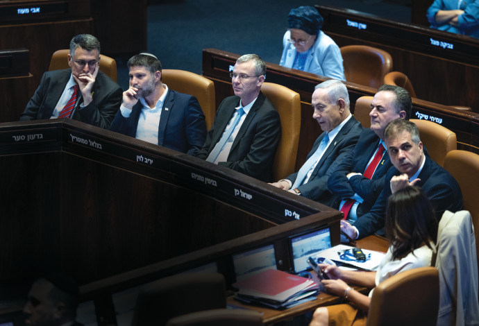 נתניהו ושרי ממשלתו (צילום:  יונתן זינדל, פלאש 90)