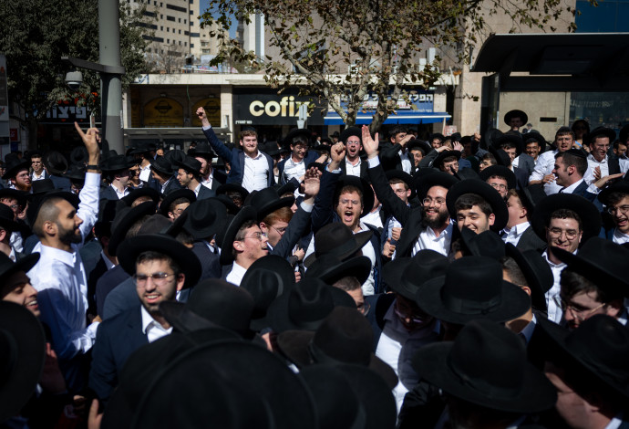 חרדים בתחנת הרכבת בירושלים (צילום:  חיים גולדברג, פלאש 90)