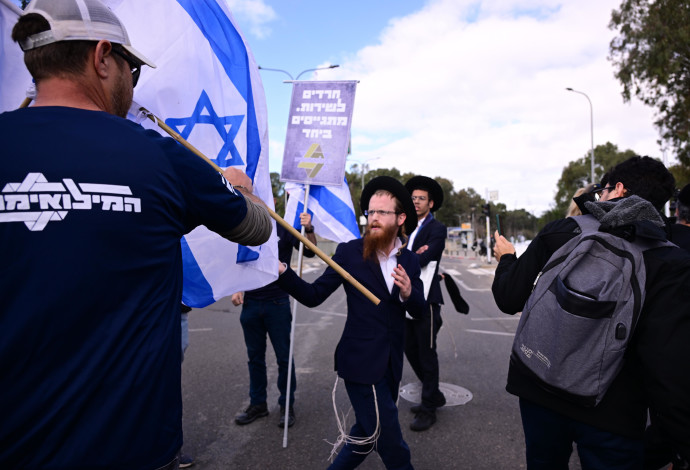 הפגנת החרדים בלשכת הגיוס (צילום:  אבשלום ששוני)