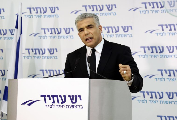 יאיר לפיד נואם אחרי פיטוריו (צילום:  אלוני מור)