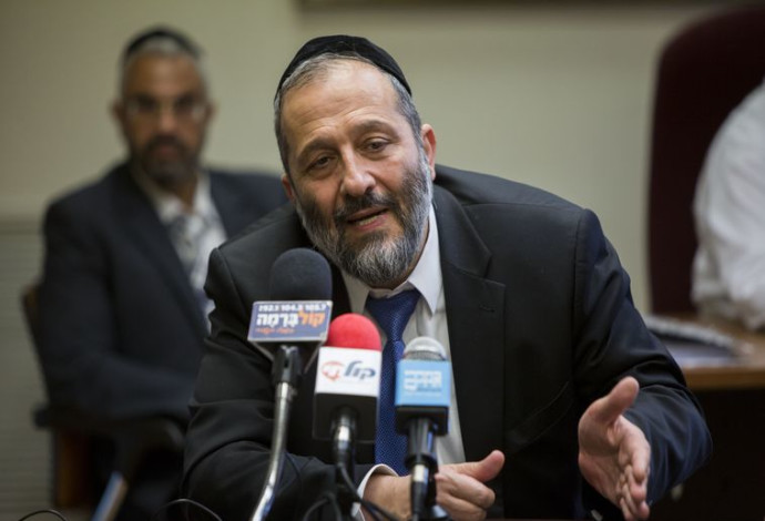 אריה דרעי במסיבת עיתונאים (צילום:  פלאש 90)