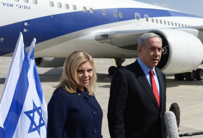 בני הזוג נתניהו לפני המראה לחו"ל (ארכיון)