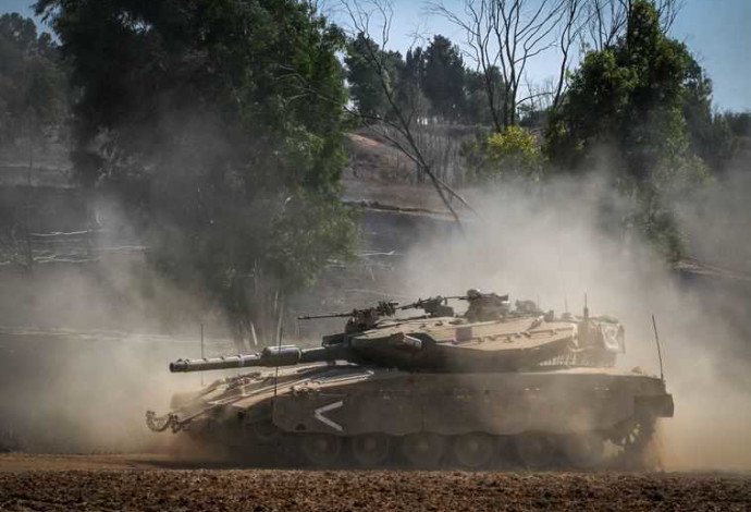טנק מרכבה על גבול רצועת עזה (צילום:  אלברט צדיקוב, פלאש 90)