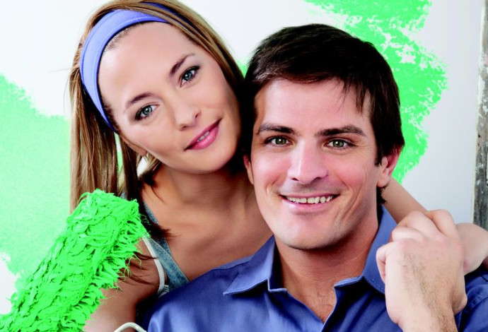 גבר ואשה צובעים את הבית  (צילום:  אינגאימג)