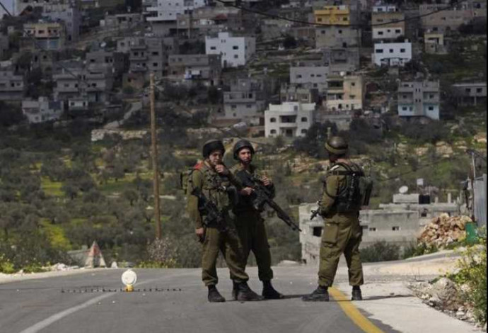 חיילים במחסום בגדה המערבית  (צילום:  רויטרס)