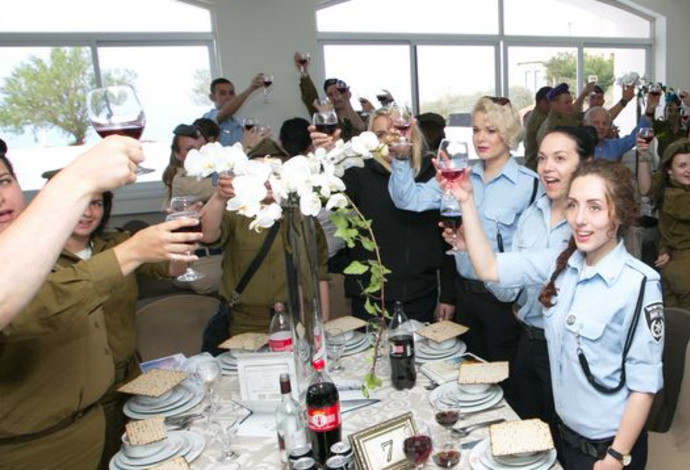 חיילים בודדים חוגגים את חג הפסח (צילום:  בקליק צלמים)