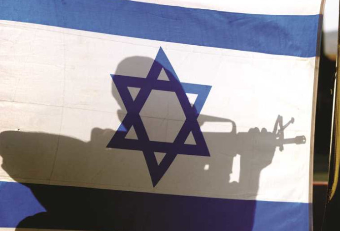 חייל צה"ל ליד דגל ישראל (צילום:  מרק ישראל סלם)