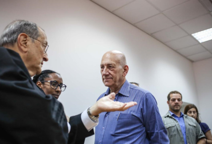 אולמרט עם עורך דינו אלי זהר בבית המשפט (צילום:  נועם מוסקוביץ')