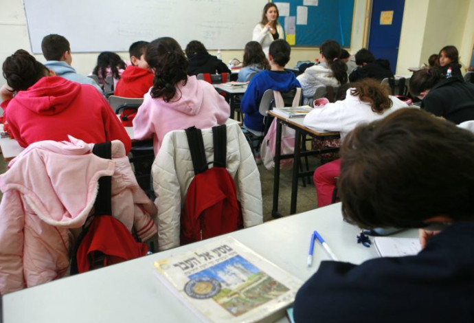 תלמידים ומורה בכיתה (צילום:  מאיה לוין, פלאש 90)