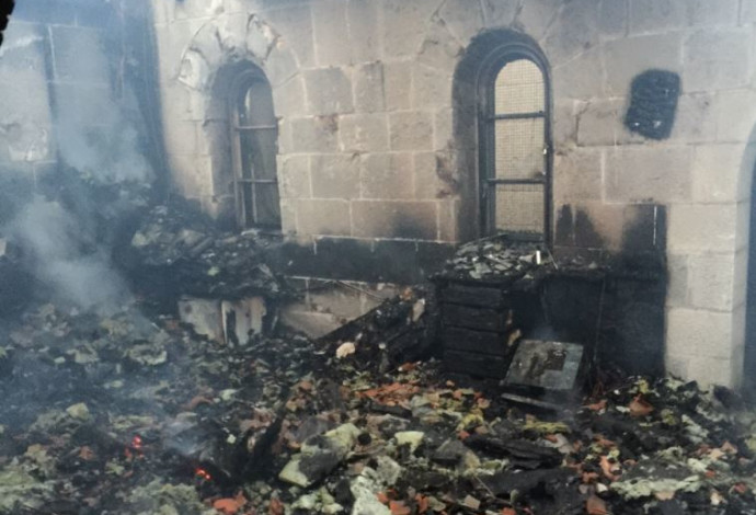 שריפה בכנסיית הלחם והדגים (צילום:  כבאות והצלה מחוז צפון)