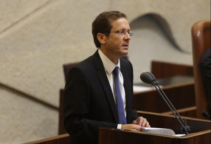 יצחק הרצוג נואם במליאה (צילום:  מרק ישראל סלם)