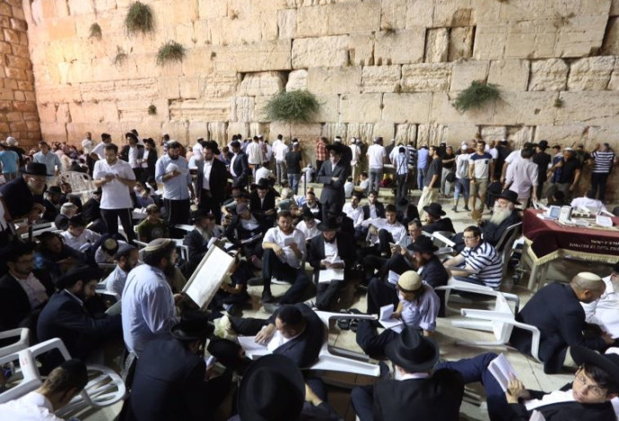 מתפללים לזכר חורבן הבית הכותל המערבי (צילום:  מרק ישראל סלם)