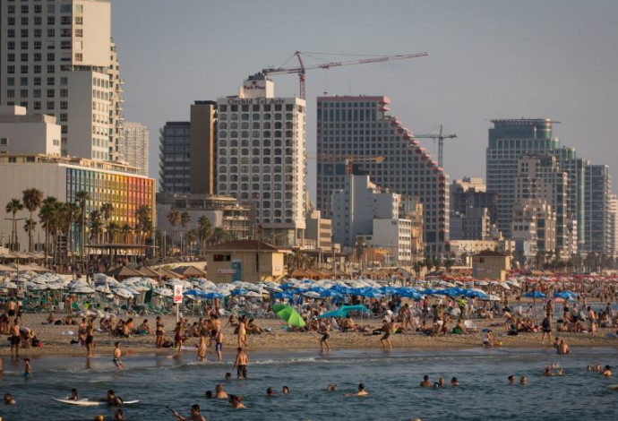 תיירים וישראלים על חוף הים של תל אביב  (צילום:  מרים אלסטר, פלאש 90)