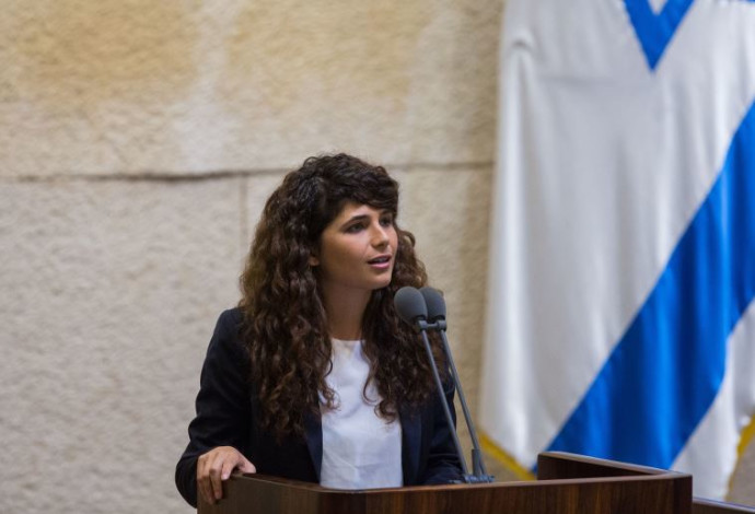 שרן השכל בנאומה הראשון בכנסת (צילום:  יונתן זינדל, פלאש 90)