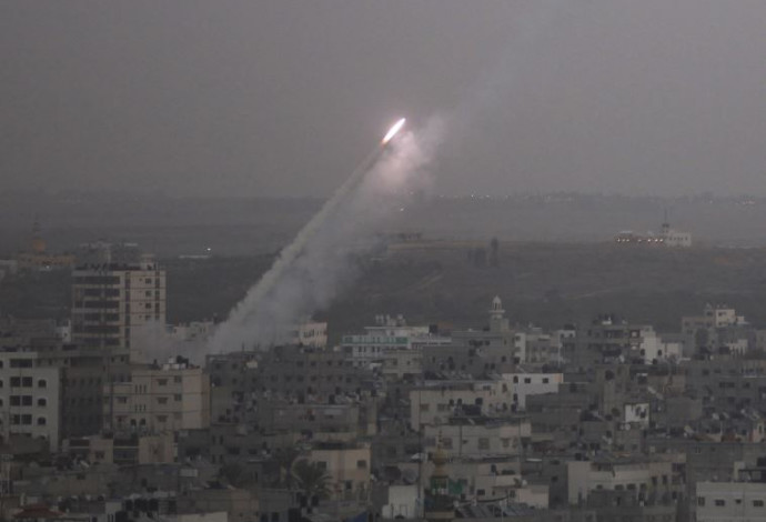 שיגור רקטה מרצועת עזה לעבר ישראל (צילום:  רויטרס)