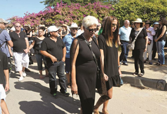 חני אילן בלווית קירשנבאום (צילום:  אבשלום ששוני)