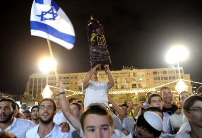 הקפות שמחת תורה בכיכר רבין (צילום:  אבשלום ששוני)