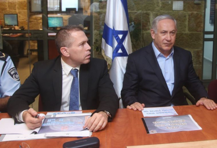 ראש הממשלה בנימין נתניהו והשר לביטחון פנים גלעד ארדן בהערכת מצב של המשטרה בירושלים (צילום:  מרק ישראל סלם)